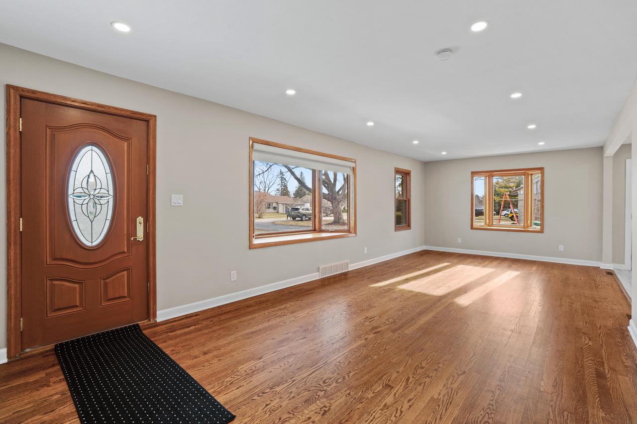 W147N4879 Dolphin DRIVE