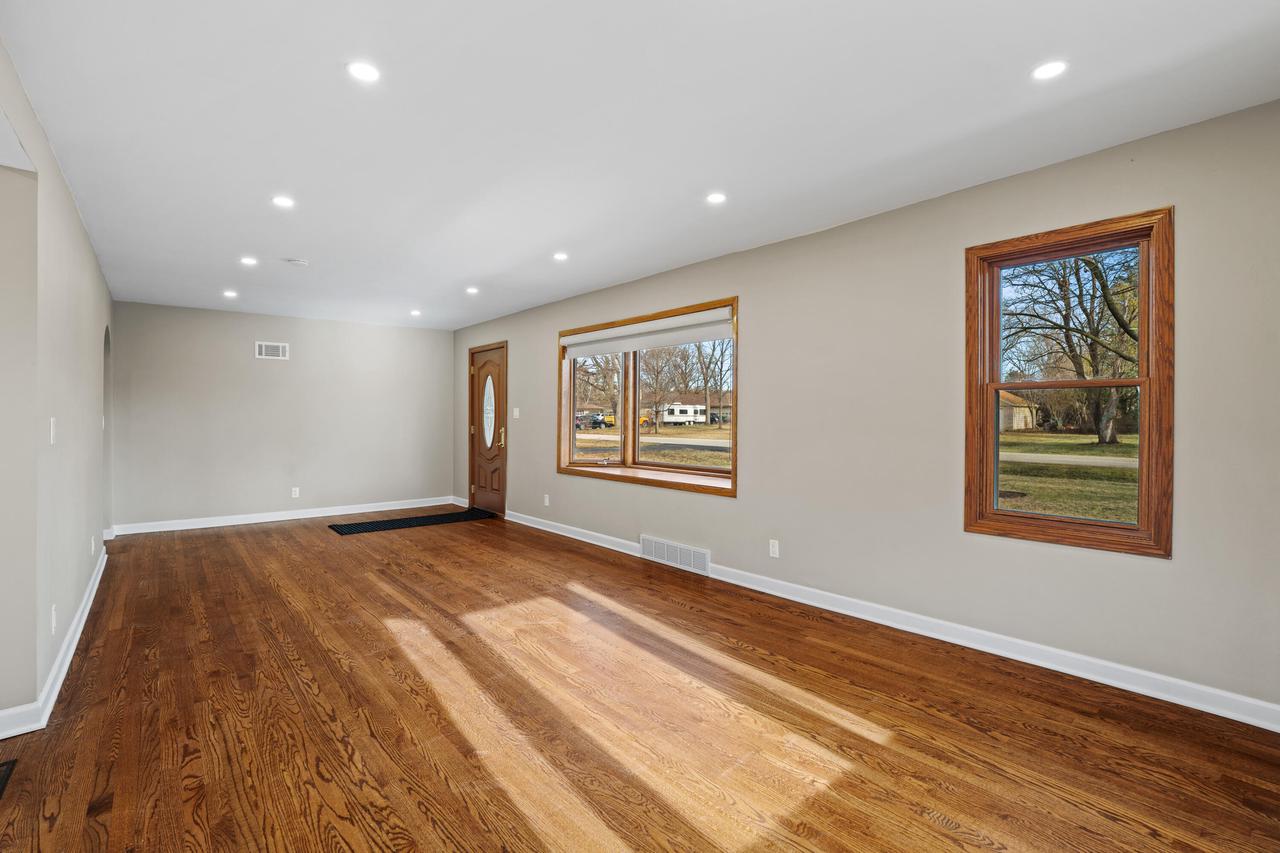 W147N4879 Dolphin DRIVE