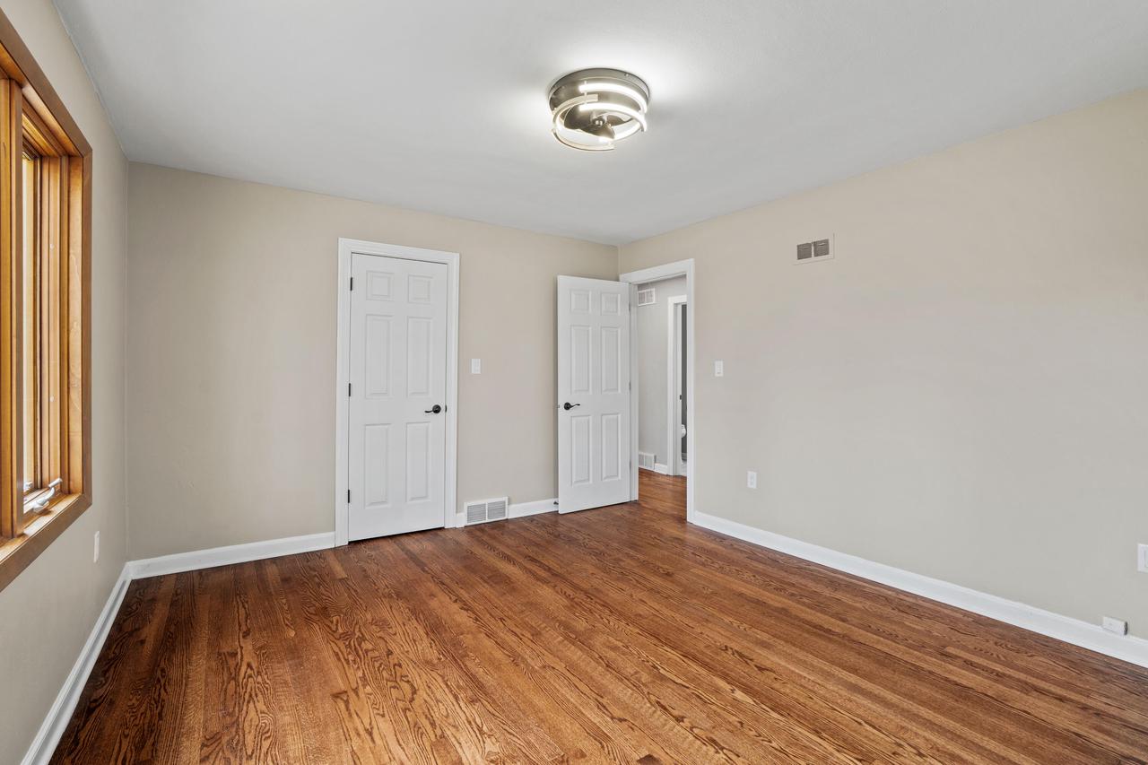 W147N4879 Dolphin DRIVE