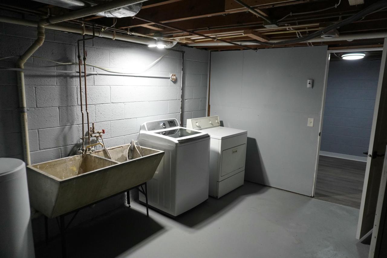 3885 Glen Echo DRIVE