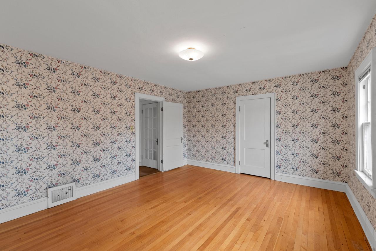 2045 Underwood AVENUE