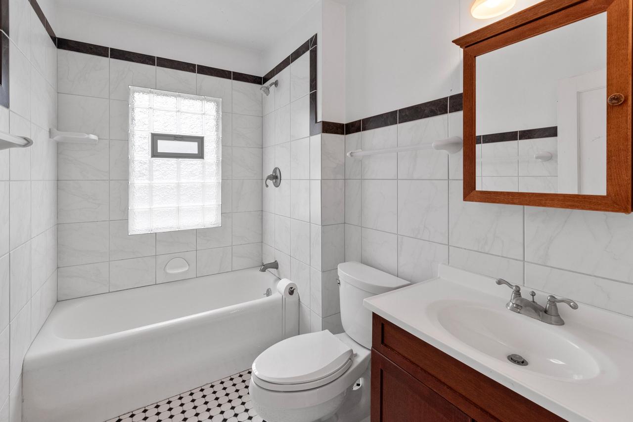 2045 Underwood AVENUE