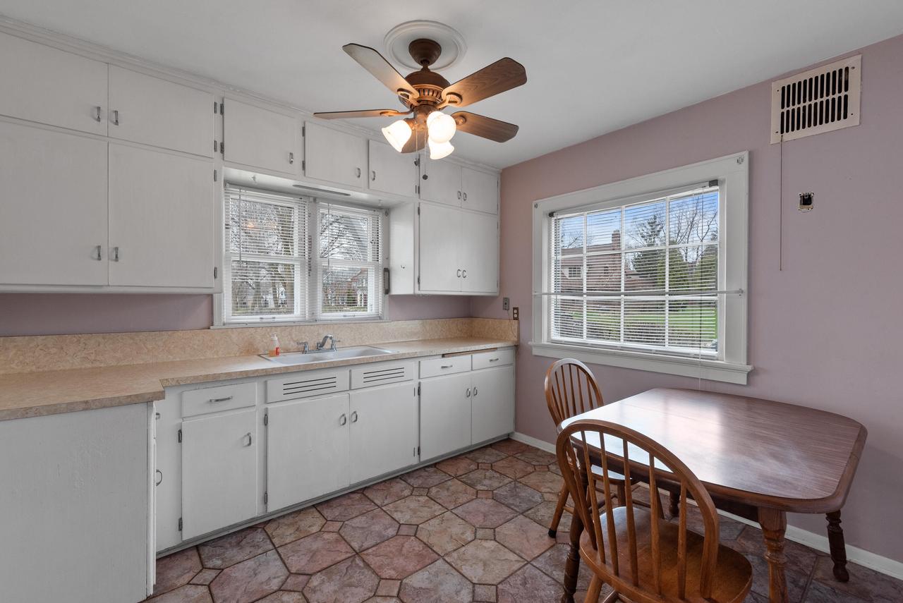 2045 Underwood AVENUE