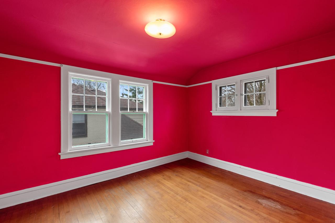 2045 Underwood AVENUE