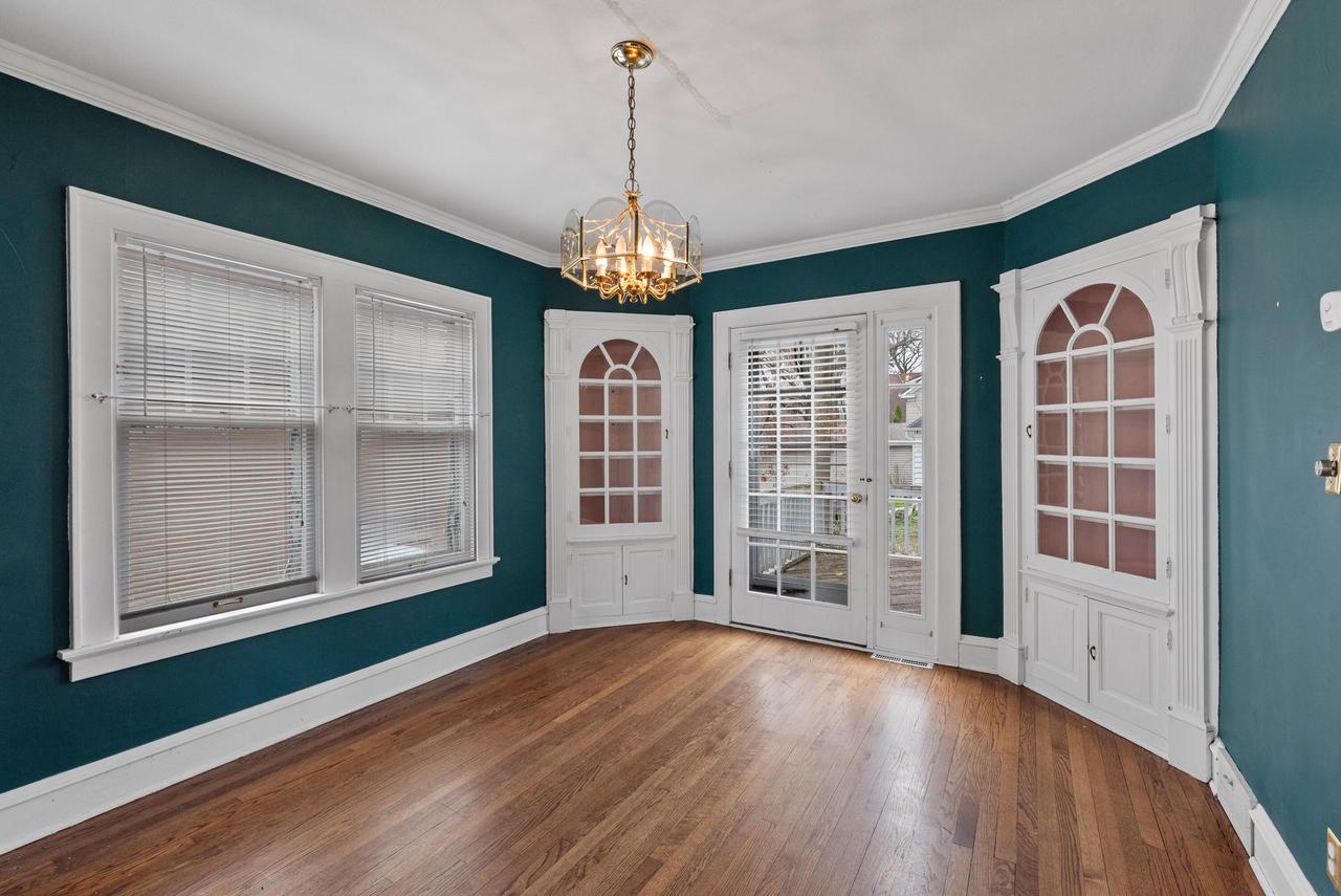 2045 Underwood AVENUE