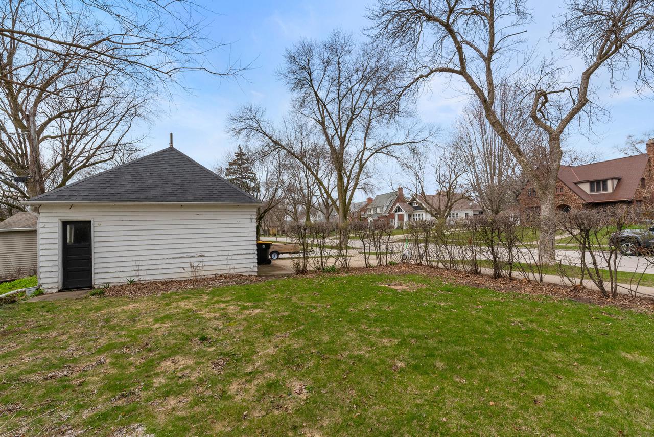 2045 Underwood AVENUE