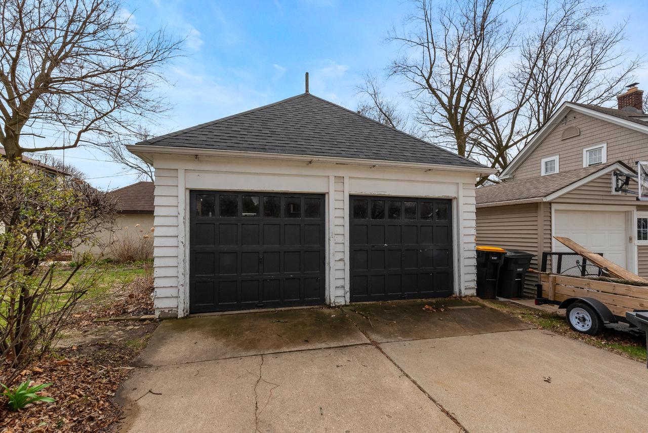 2045 Underwood AVENUE