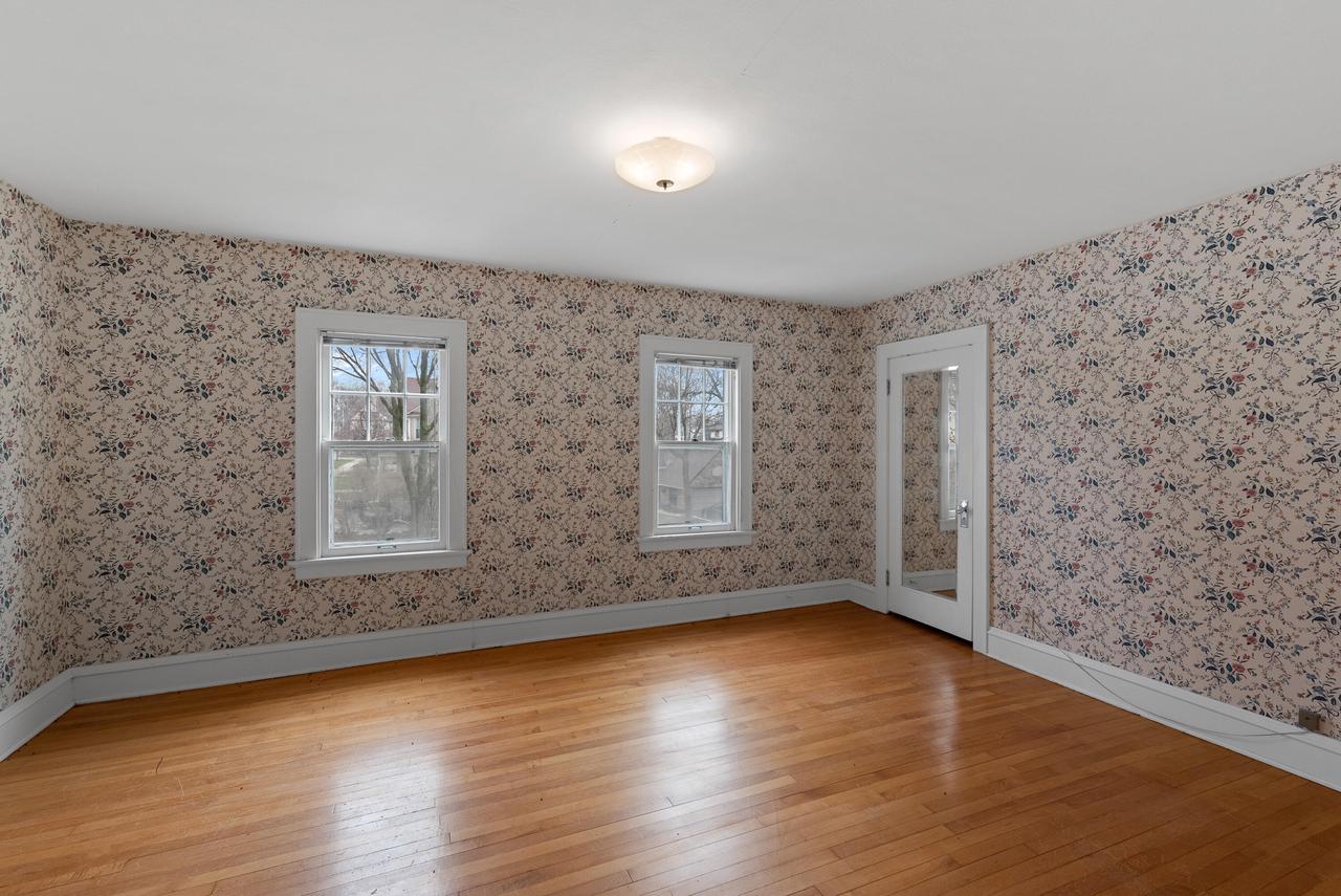 2045 Underwood AVENUE