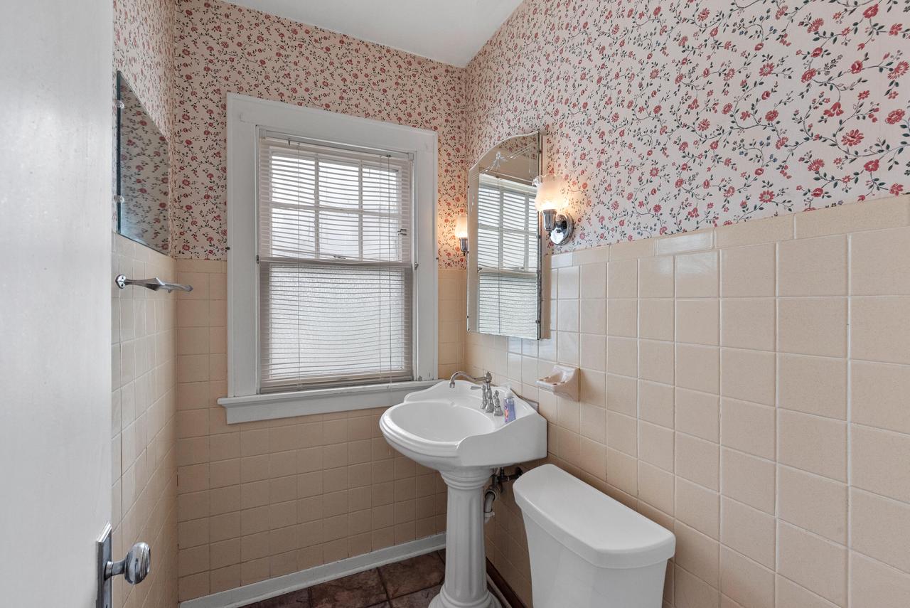 2045 Underwood AVENUE