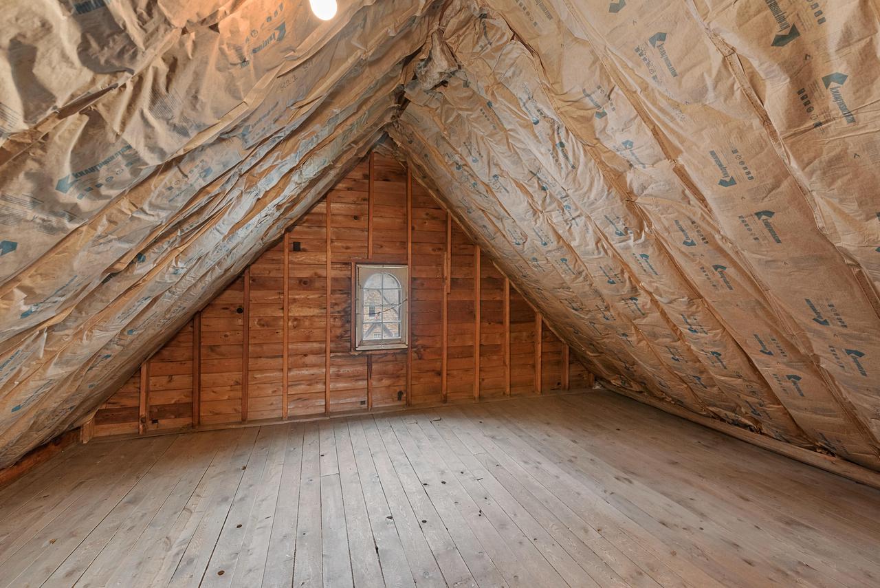 2045 Underwood AVENUE