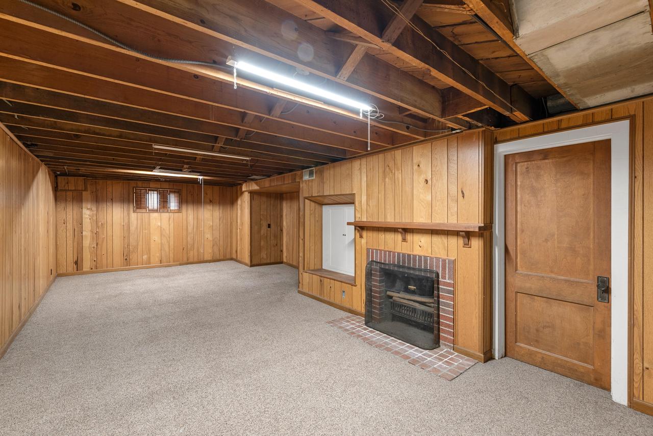 2045 Underwood AVENUE