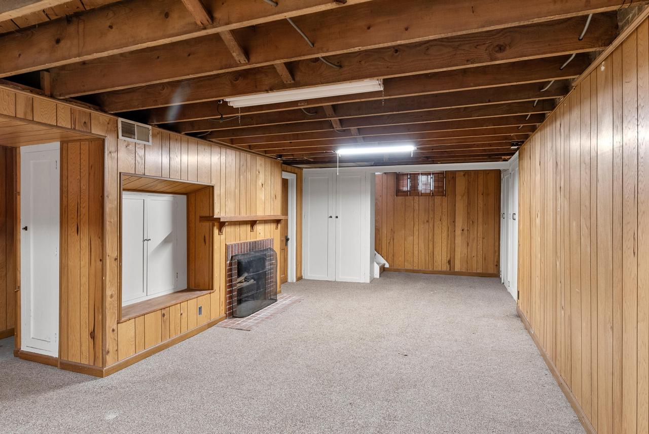 2045 Underwood AVENUE