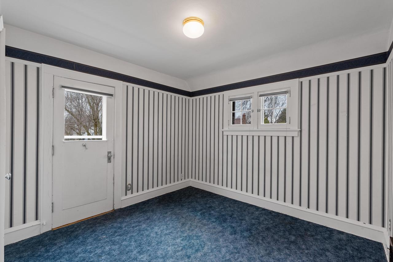 2045 Underwood AVENUE