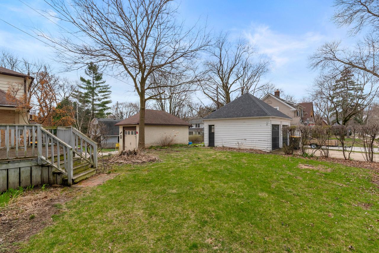 2045 Underwood AVENUE