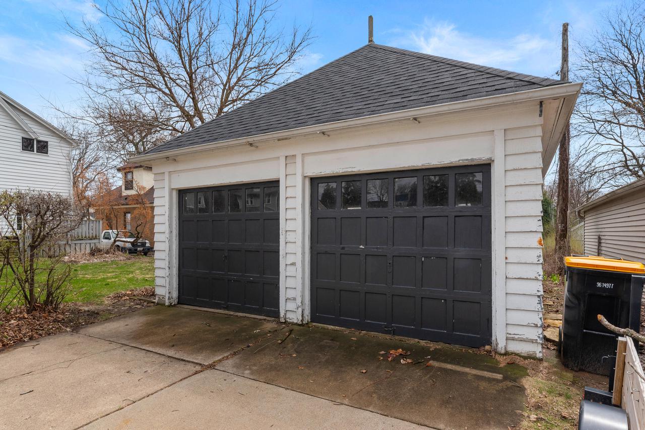 2045 Underwood AVENUE