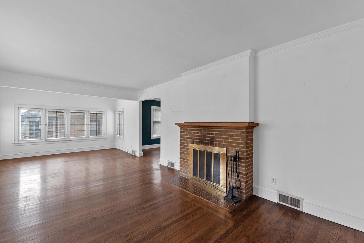 2045 Underwood AVENUE