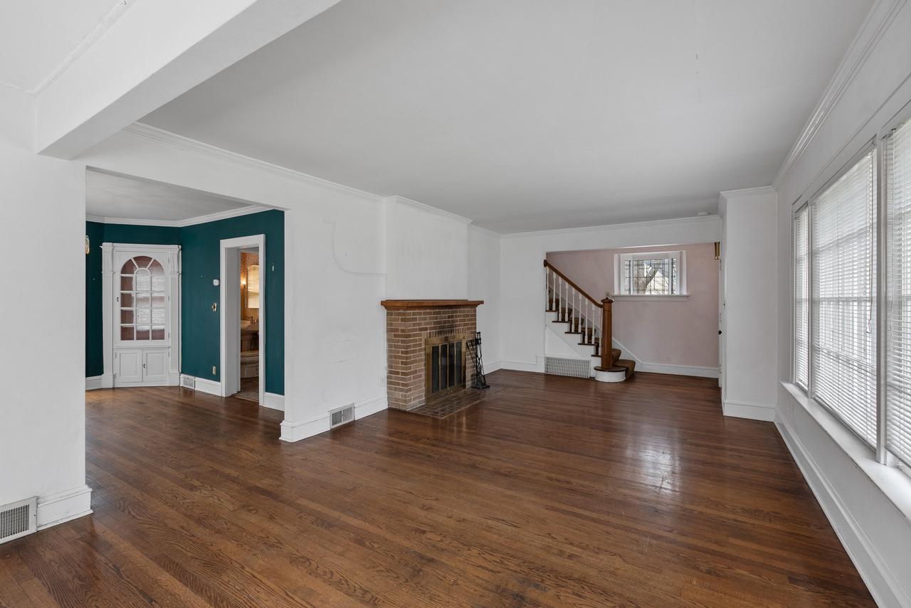 2045 Underwood AVENUE