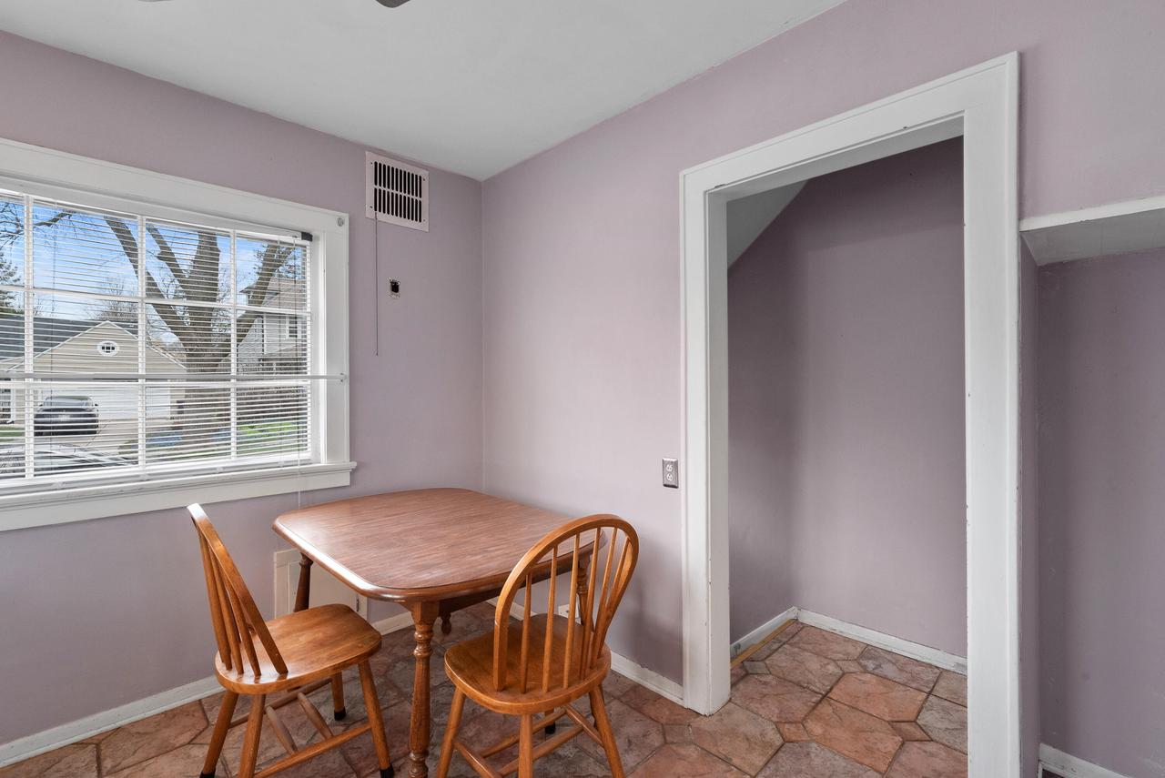 2045 Underwood AVENUE