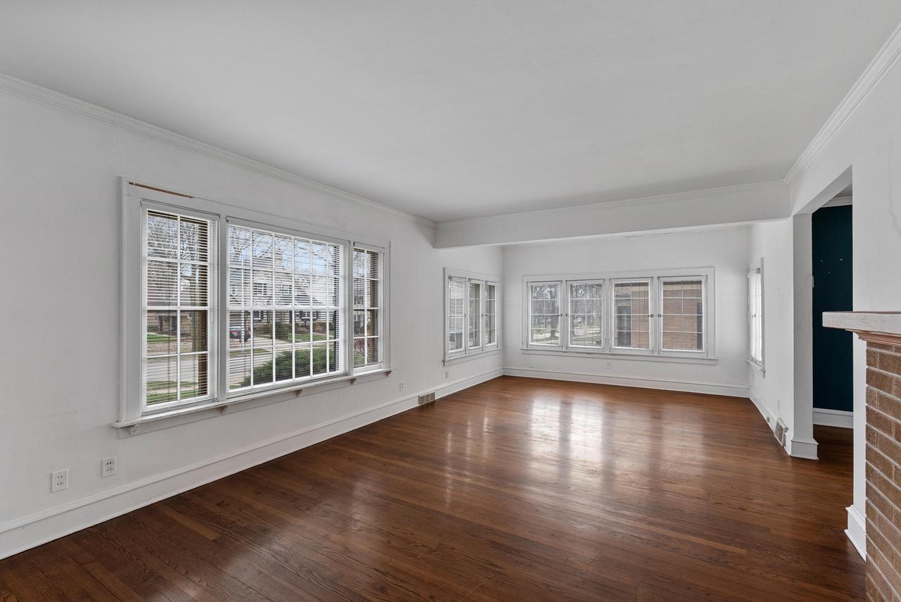 2045 Underwood AVENUE