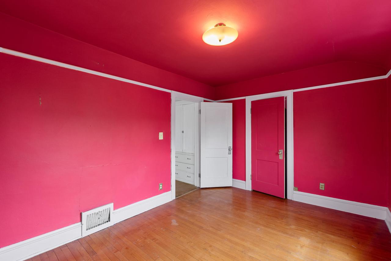 2045 Underwood AVENUE