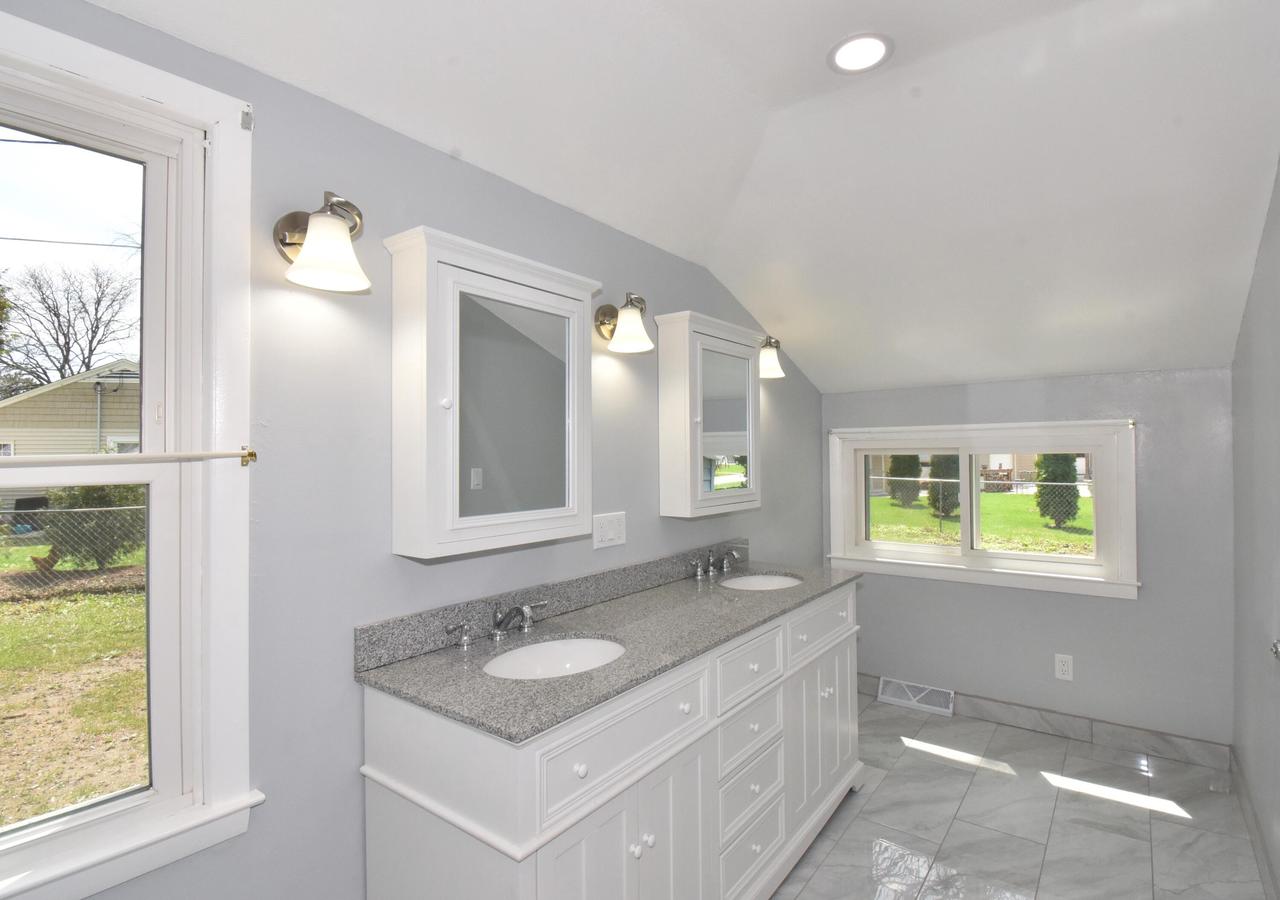 1710 South East LANE