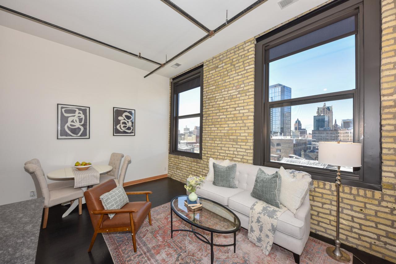 239 East Chicago STREET 702