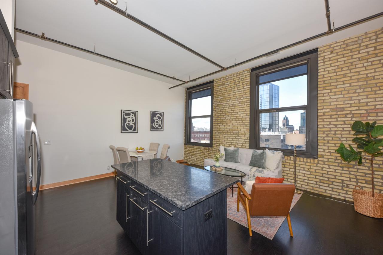 239 East Chicago STREET 702