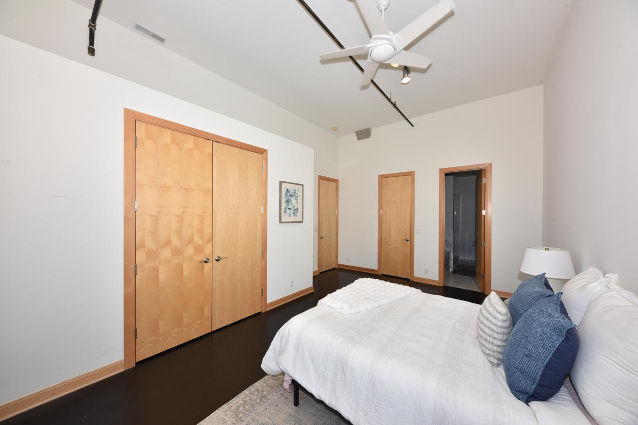 239 East Chicago STREET 702