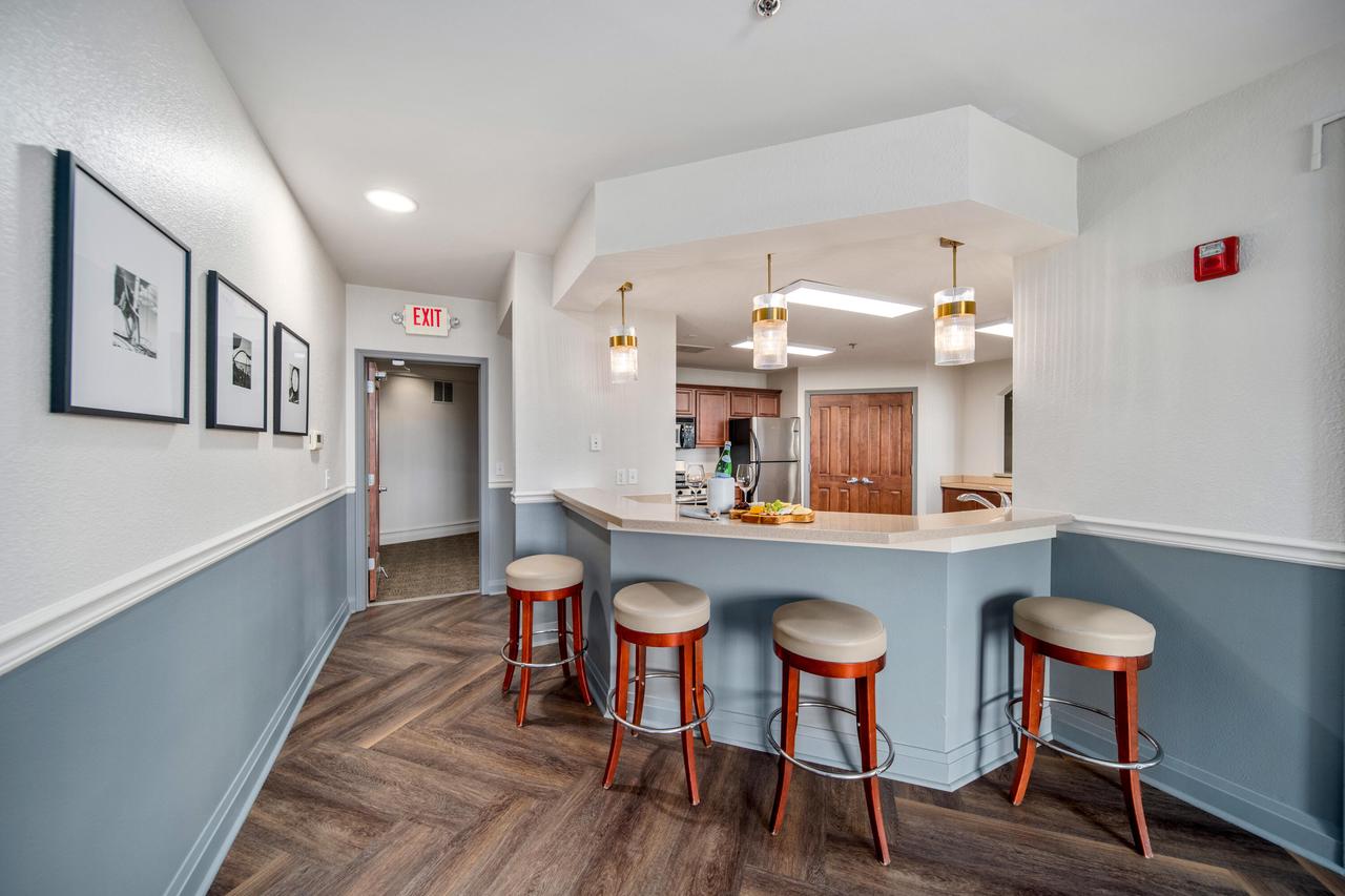 4100 South Lake DRIVE 208