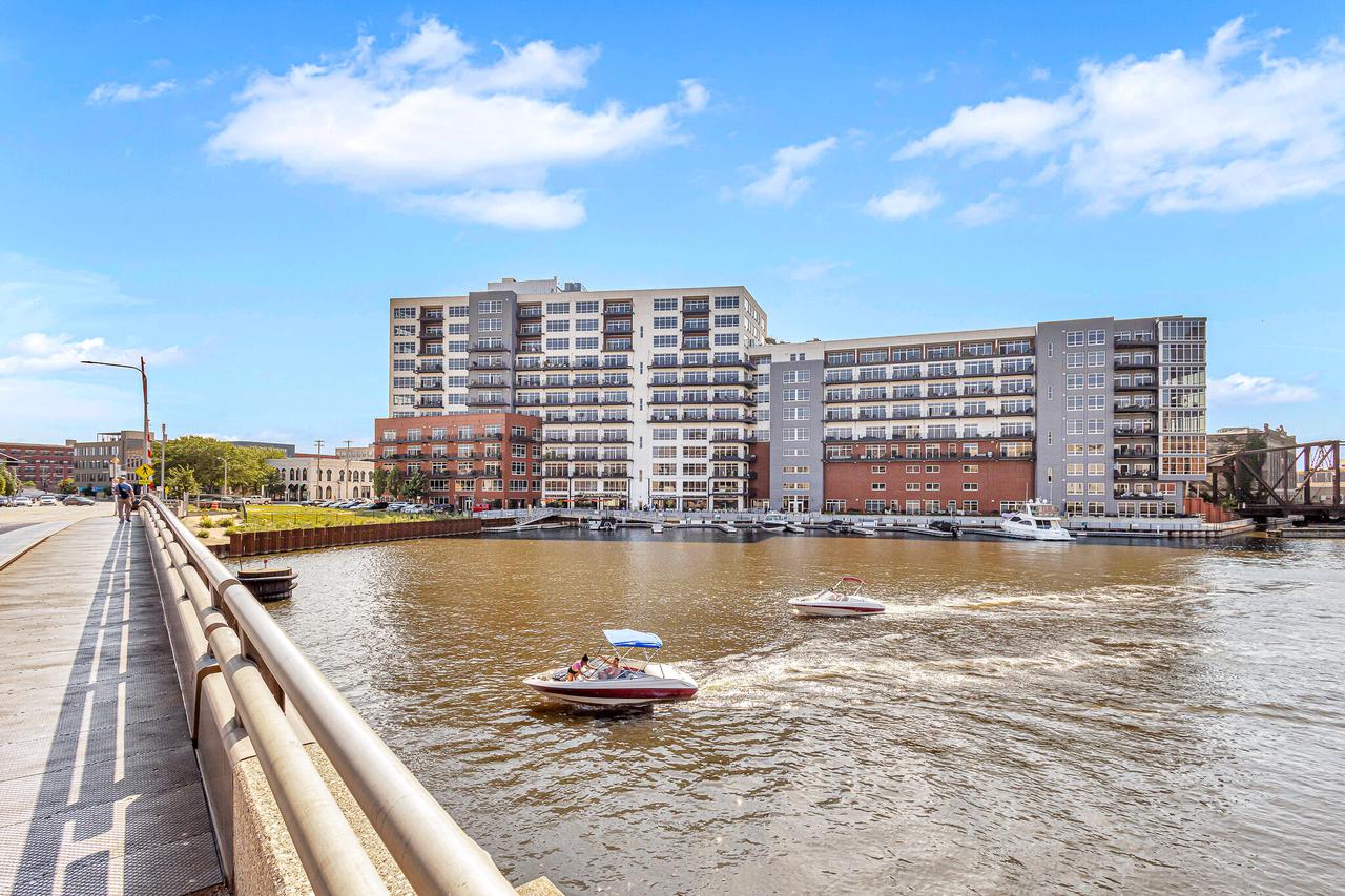 106 West Seeboth STREET 406