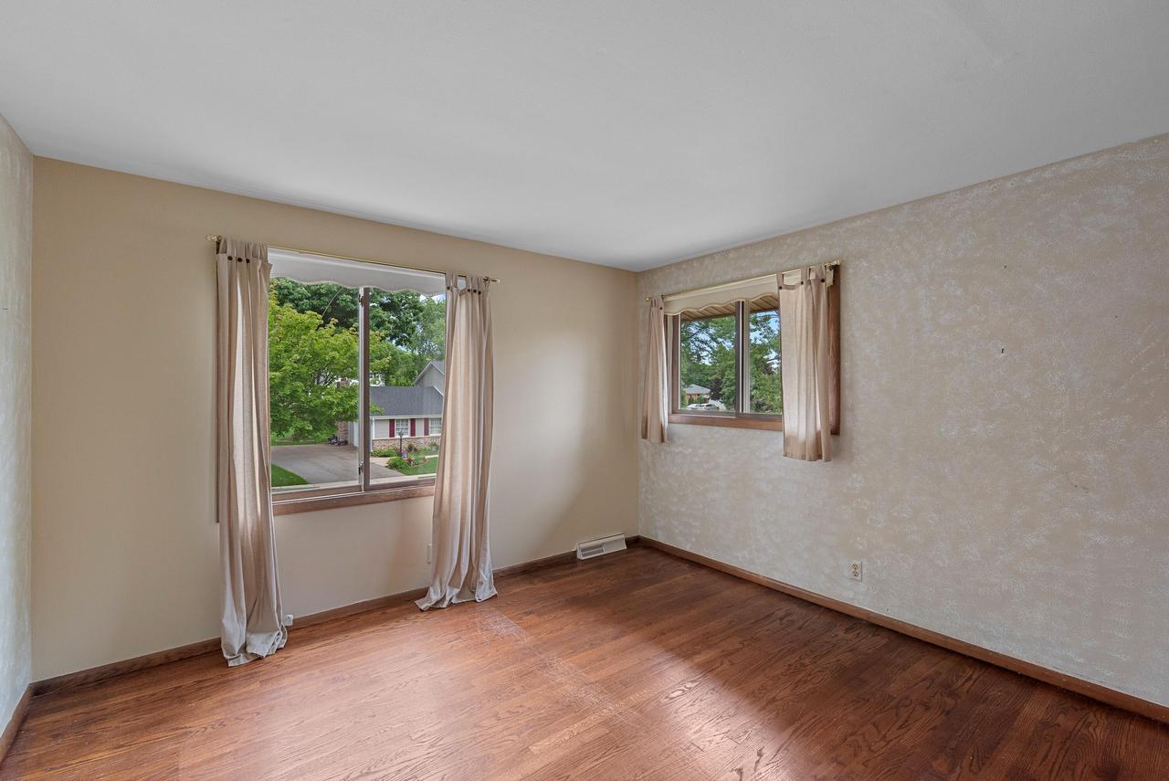 8819 Garden LANE
