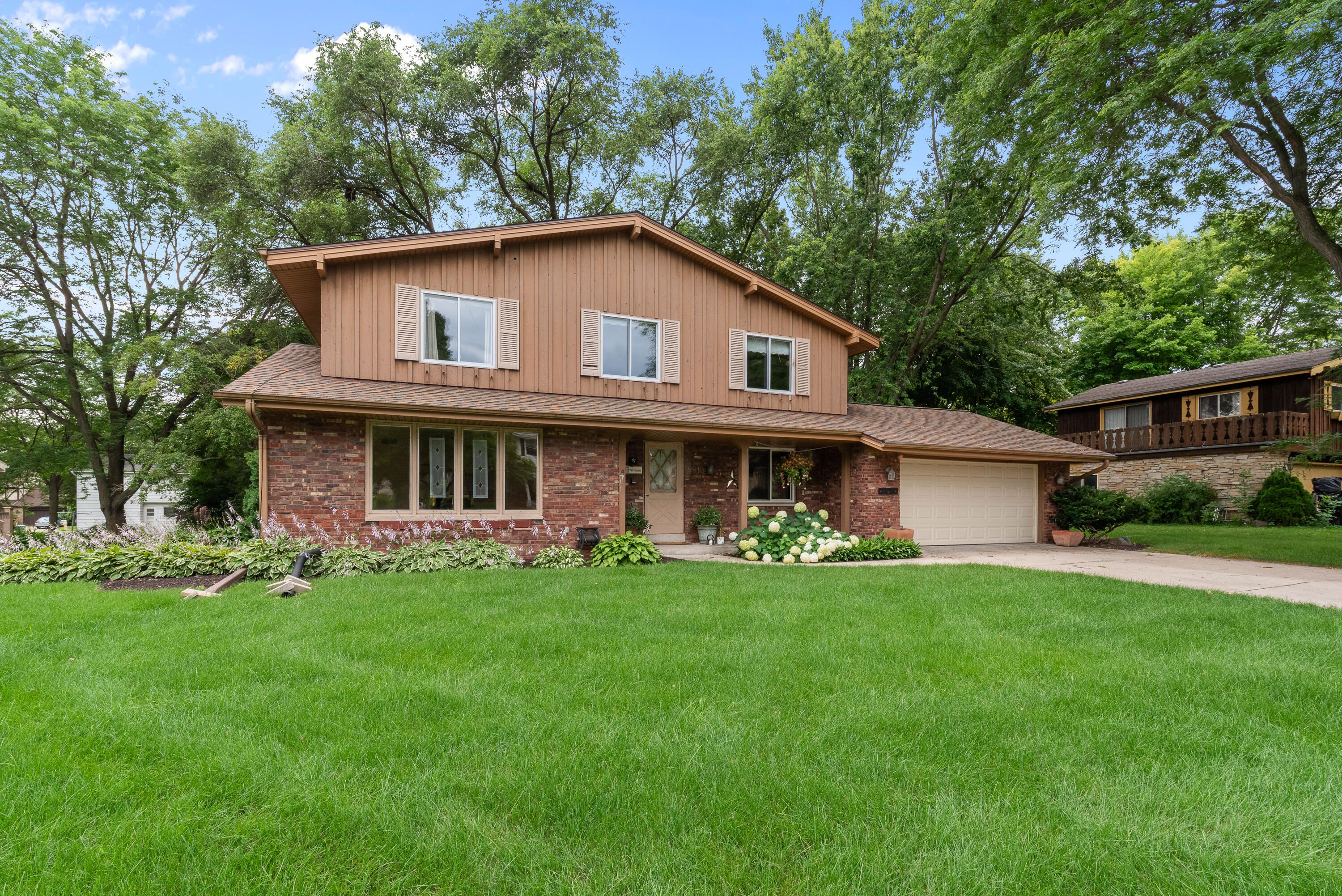 8819 Garden LANE