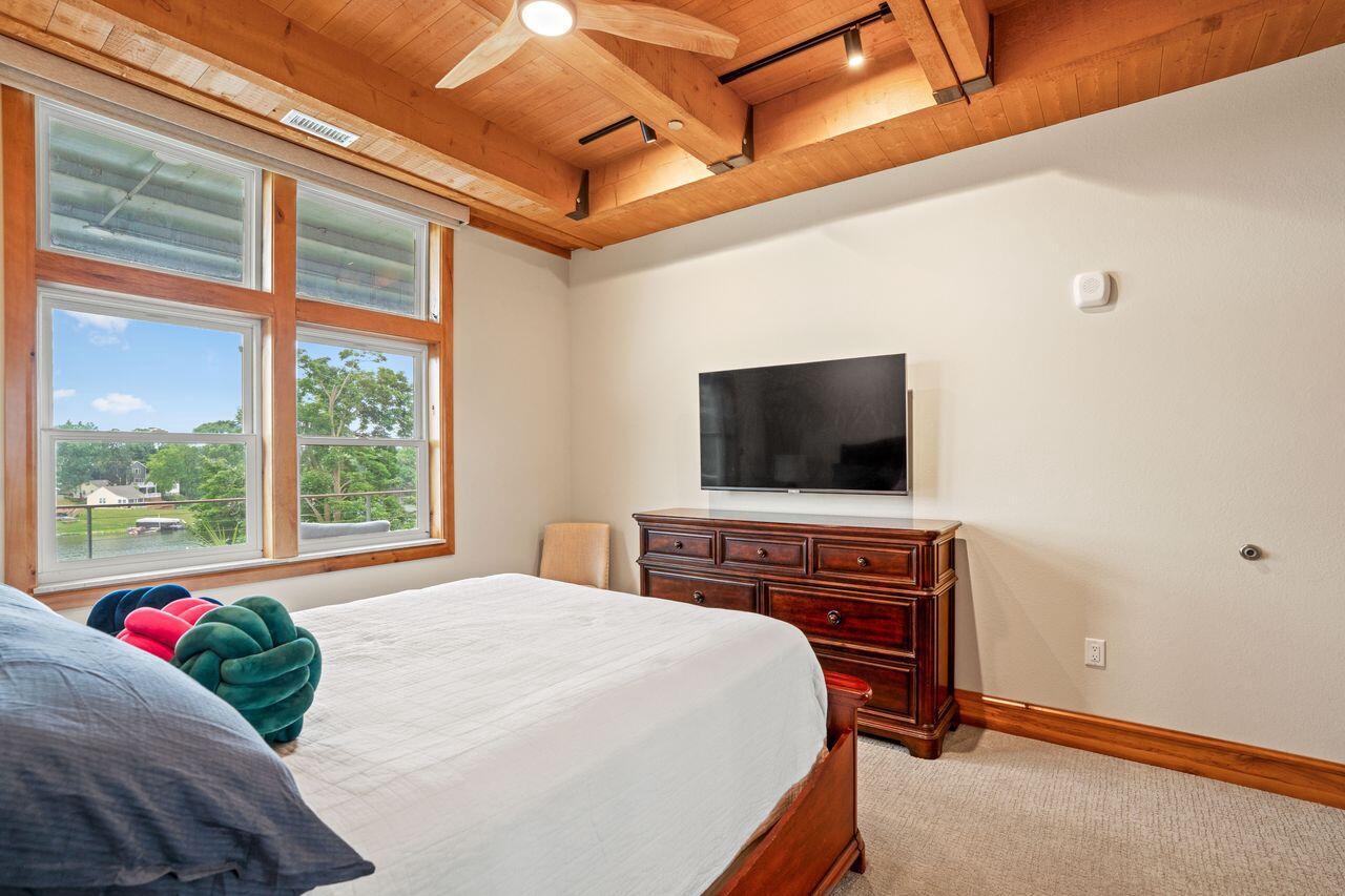 N52W35002 Lake DRIVE 202