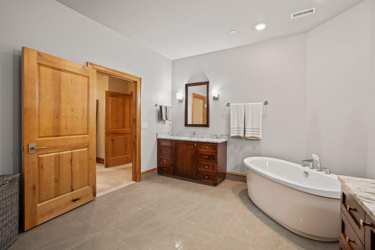 N52W35002 Lake DRIVE 202