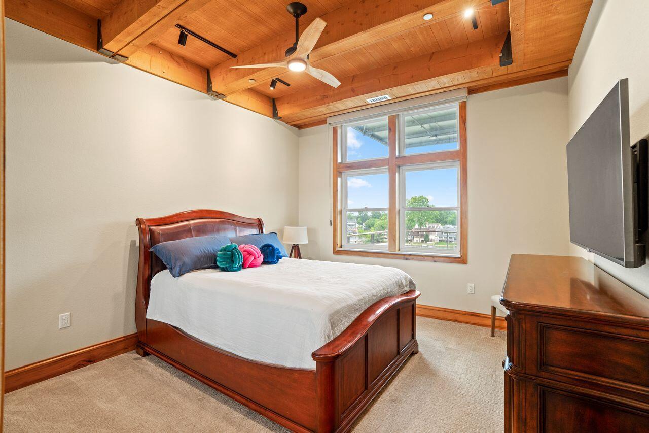 N52W35002 Lake DRIVE 202