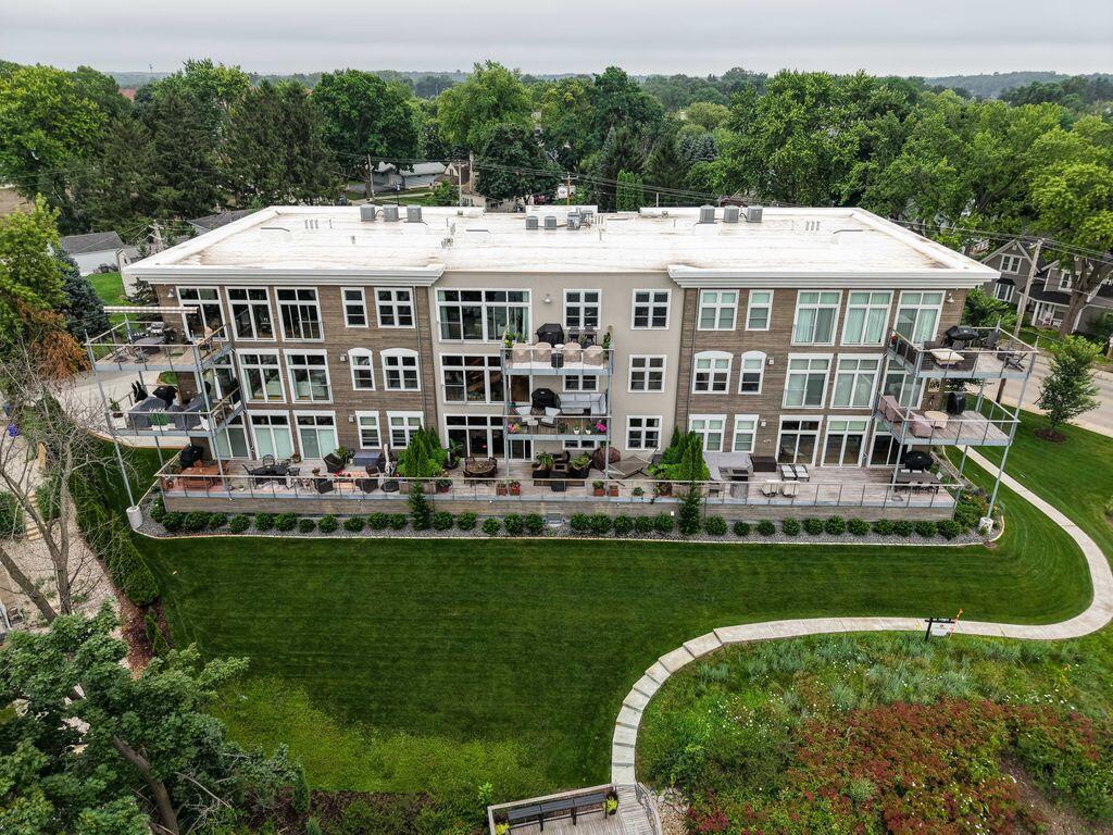 N52W35002 Lake DRIVE 202