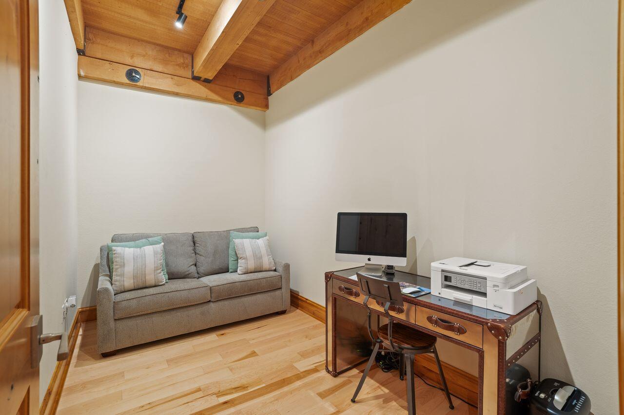 N52W35002 Lake DRIVE 202