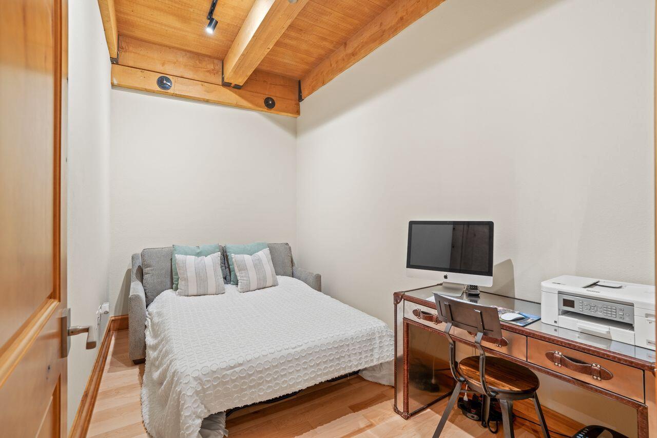 N52W35002 Lake DRIVE 202