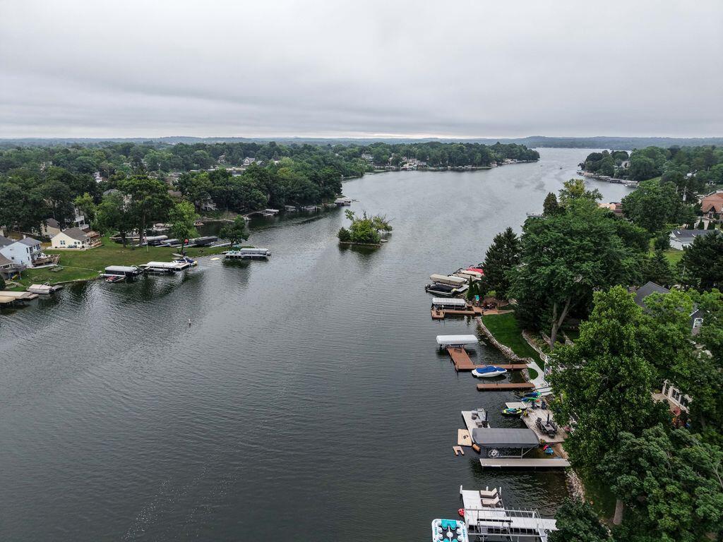 N52W35002 Lake DRIVE 202