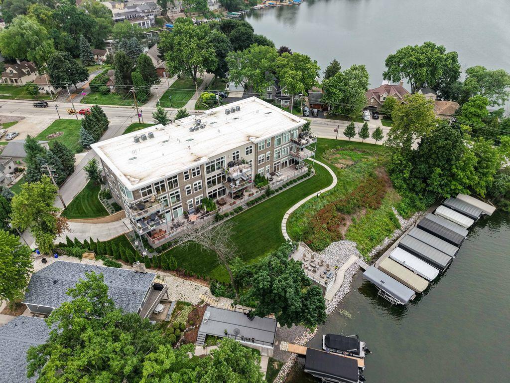 N52W35002 Lake DRIVE 202