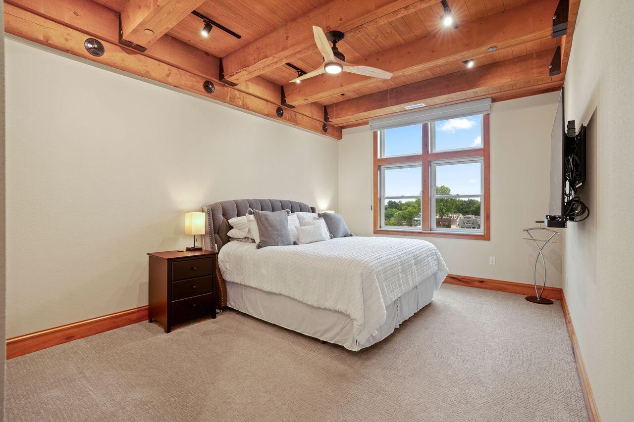 N52W35002 Lake DRIVE 202