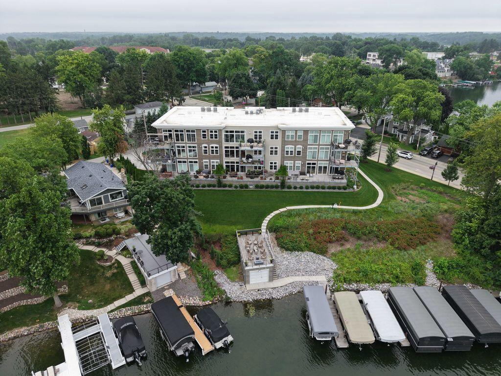 N52W35002 Lake DRIVE 202