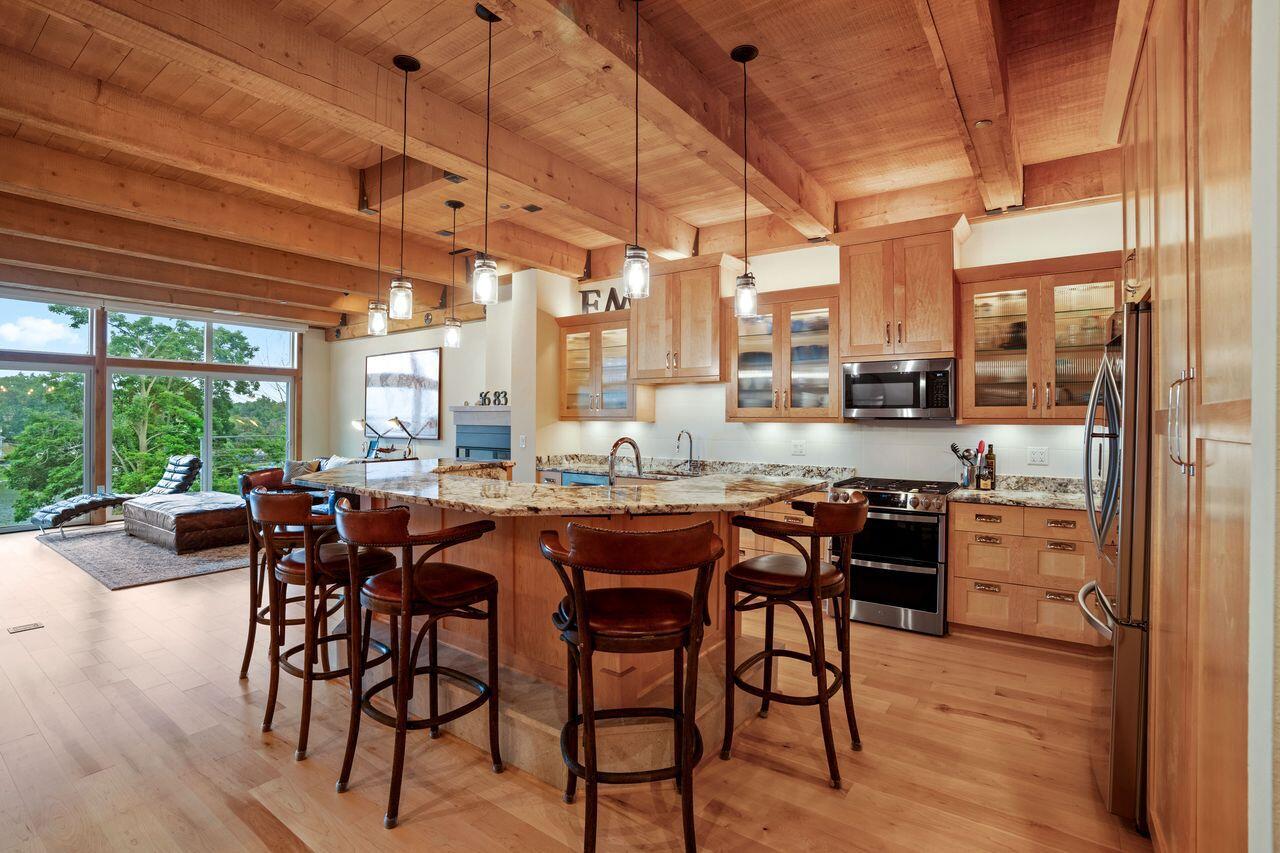 N52W35002 Lake DRIVE 202