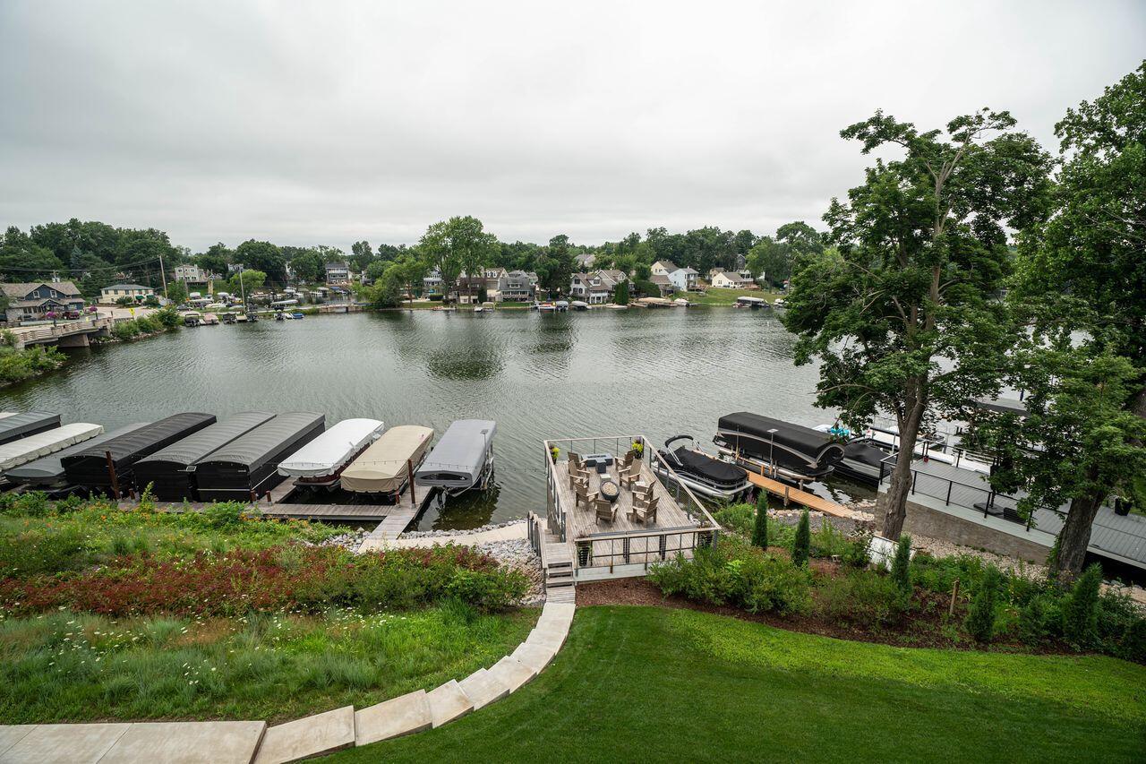 N52W35002 Lake DRIVE 202