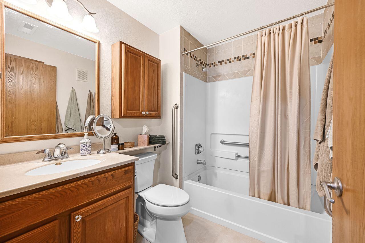 W170S7579 Gregory DRIVE H