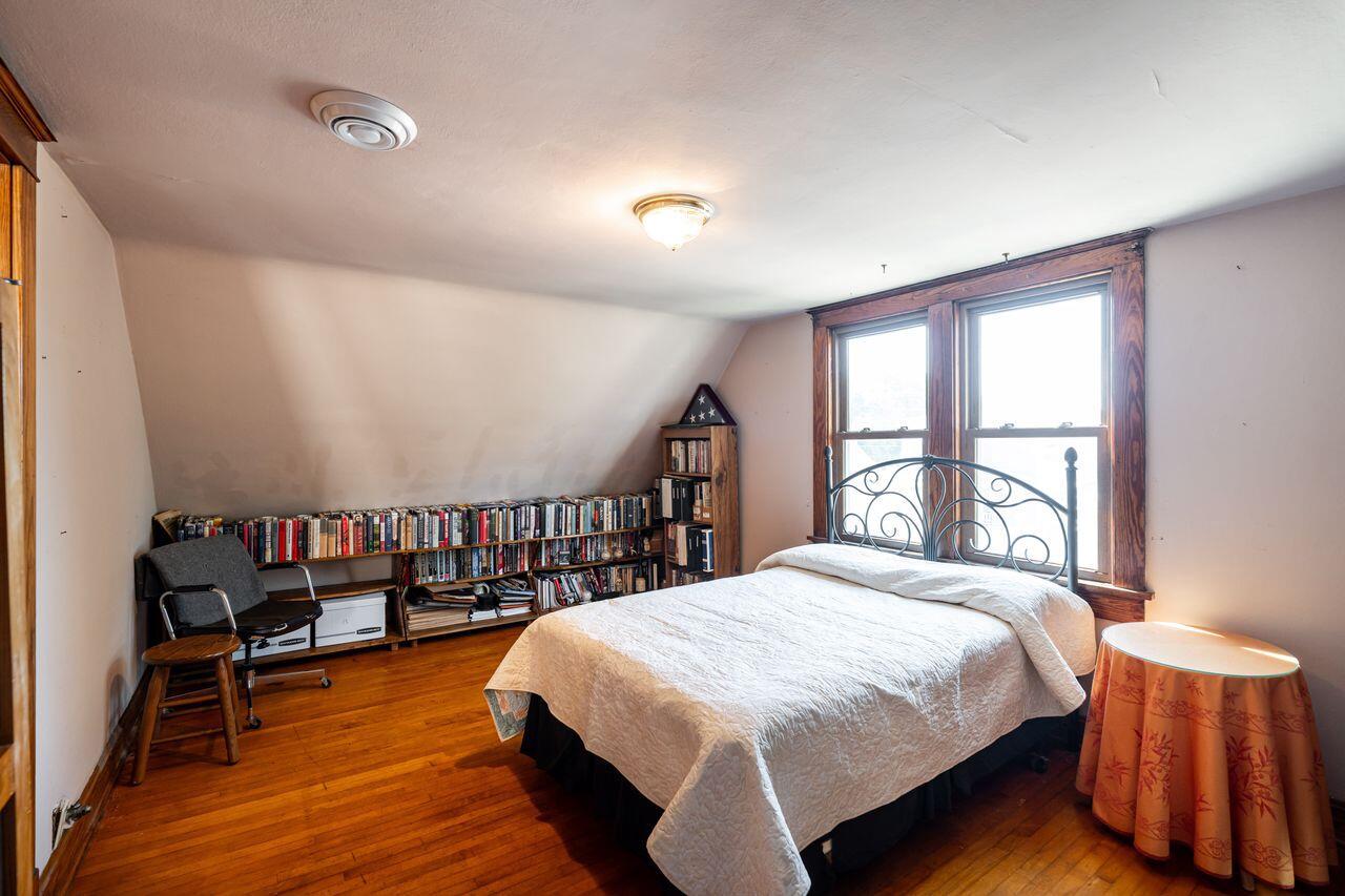 3156 South Kinnickinnic AVENUE