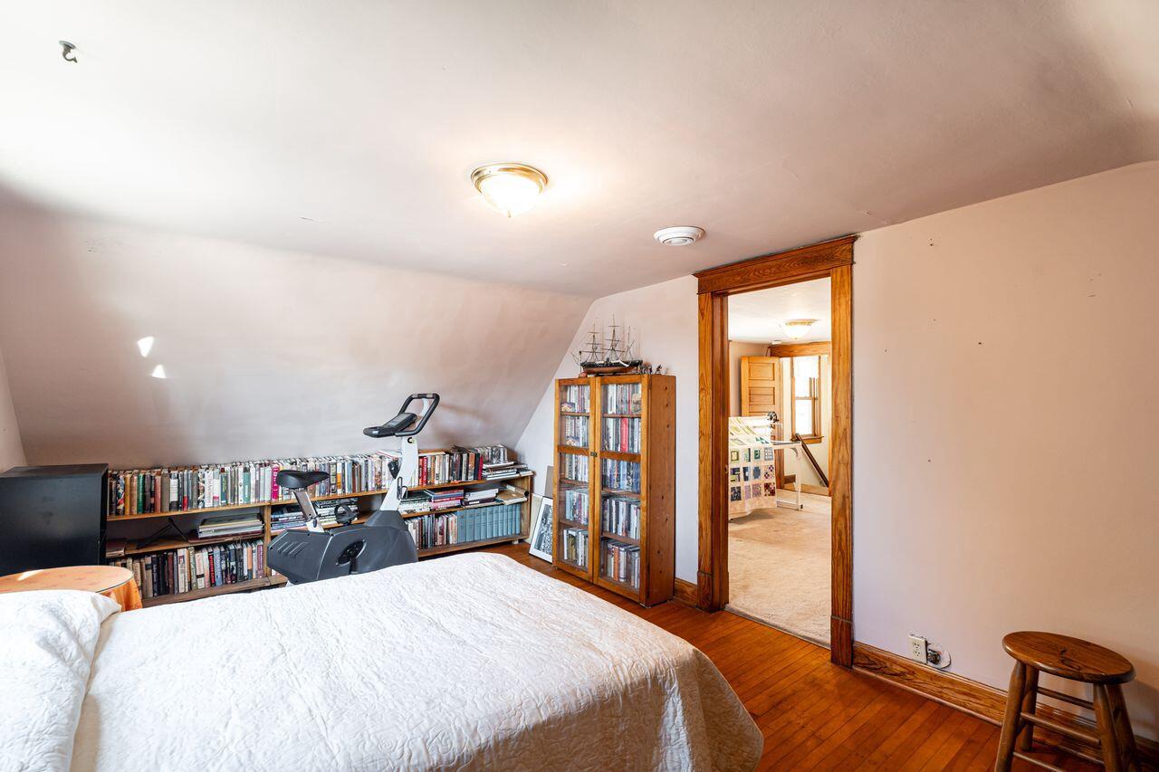 3156 South Kinnickinnic AVENUE