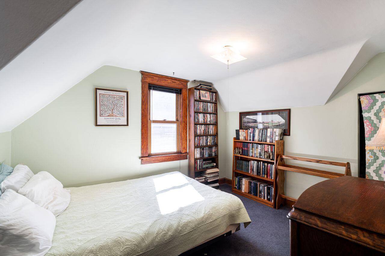 3156 South Kinnickinnic AVENUE