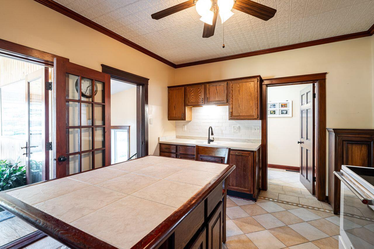 3156 South Kinnickinnic AVENUE