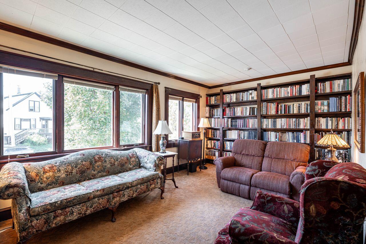 3156 South Kinnickinnic AVENUE